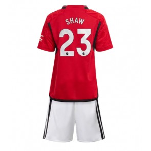Lacne Dětský Futbalové dres Manchester United Luke Shaw #23 2023-24 Krátky Rukáv - Domáci (+ trenírky)